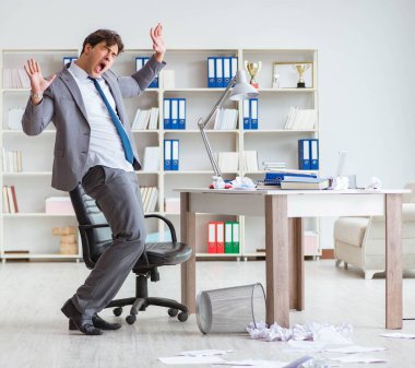 İş adamı işte ara verirken eğleniyor.