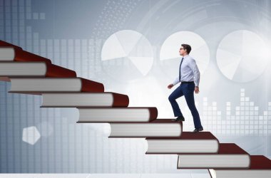 İşadamı öğrenci eğitim kitaplarının basamaklarını tırmanıyor.