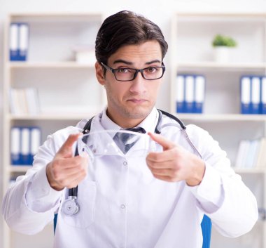 Güvenlik doktoru koruyucu gözlük takmayı tavsiye ediyor.