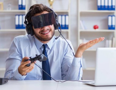 Ofisteki işadamı oyuncu oyunlar oynuyor