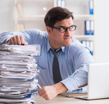 Ofiste çalışan son derece meşgul bir iş adamı.