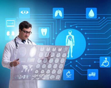 Röntgen görüntüsüne bakan doktorla teletıp konsepti