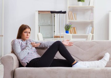 Evde bacağı kırık genç bir kadın var.