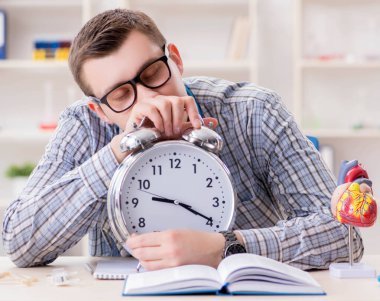 Tıp öğrencisinin ödevini tamamlaması için son teslim tarihi eksik.