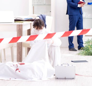 Adli tıp dedektifi suç mahallinde.