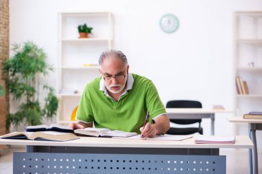 Sınavlara hazırlanan yaşlı bir erkek öğrenci.