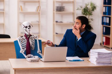 Ofiste çalışan ölü bir çalışan.