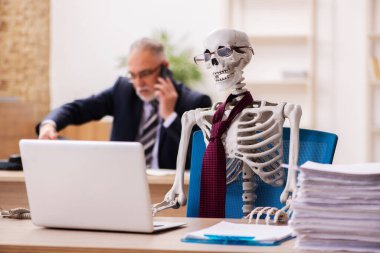 Ofiste çalışan ölü bir çalışan.