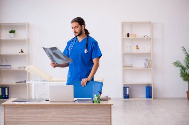 Klinikte çalışan genç bir erkek radyolog.