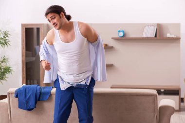 Genç erkek çalışanlar eve geç geliyor.