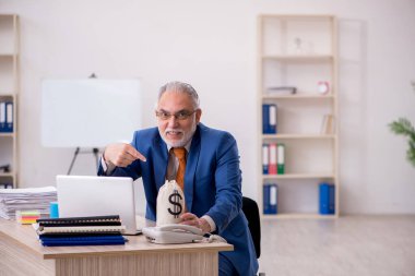 Emeklilik konseptinde eski bir işadamı