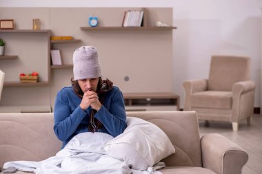 Genç adam evde acı çekiyor.