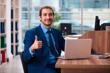 Ofiste çalışan genç bir erkek.