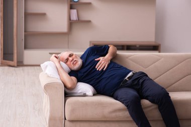 Şeytan, ölmek üzere olan yaşlı bir adamı evinde ziyaret ediyor.