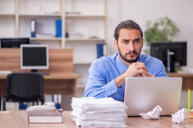 Beyin fırtınası konseptinde genç bir erkek çalışan.