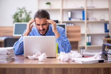 Beyin fırtınası konseptinde genç bir erkek çalışan.