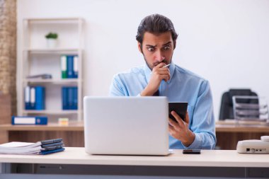 Ofiste çalışan genç bir muhasebeci.