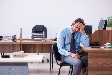 Ofiste çalışan genç bir erkek.