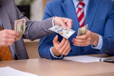 Maaş konseptinde iki erkek çalışan.