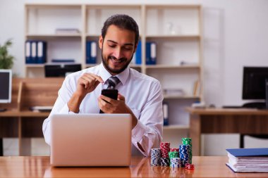 Kumar konseptinde genç bir erkek çalışan.