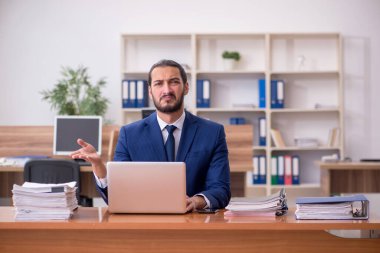 Genç işadamı aşırı çalışmaktan memnun değil.