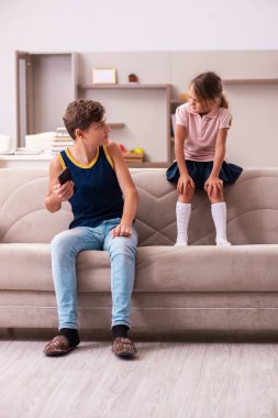 Oğlan ve küçük kız kardeşi salgın sırasında evde kalıyorlar.