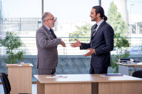 Два бизнесмена обсуждают бизнес-проект