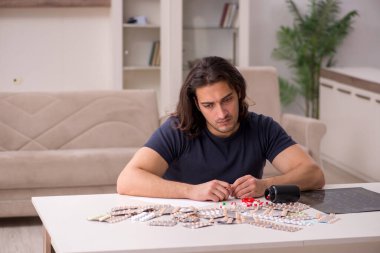 Evde acı çeken genç hasta adam.