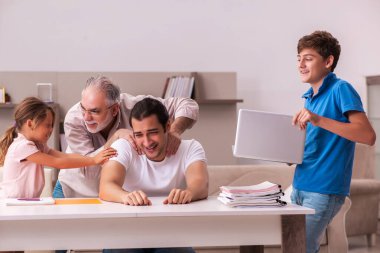 Salgın sırasında evde üç nesil