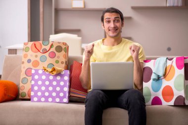 Genç adam internet üzerinden hediye kutuları sipariş ediyor