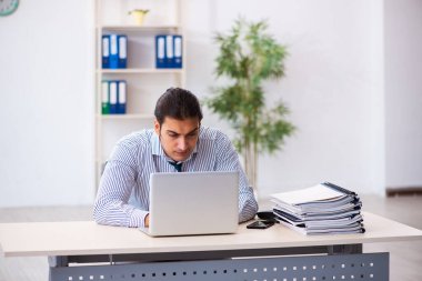 Ofiste çalışan genç bir erkek.