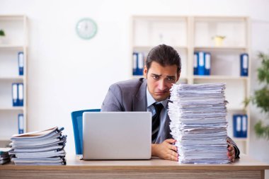 Genç bir erkek işçi aşırı işten memnun değil.