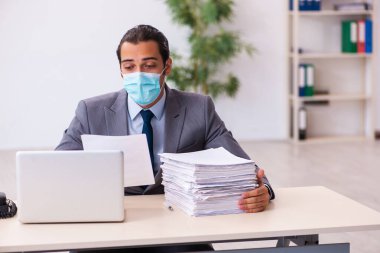 Salgın sırasında maske takan genç bir erkek.