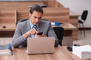 Ofiste çalışan genç bir erkek.