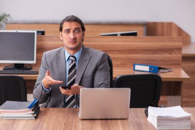 Ofiste çalışan genç bir erkek.