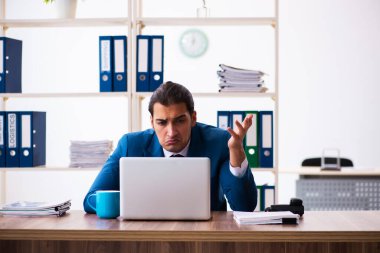 Ofiste çalışan genç bir erkek.