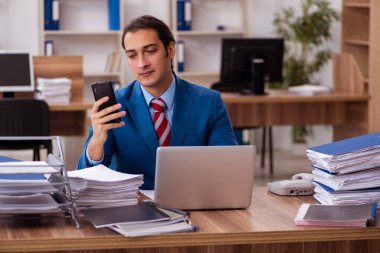 Ofiste çalışan genç bir erkek.