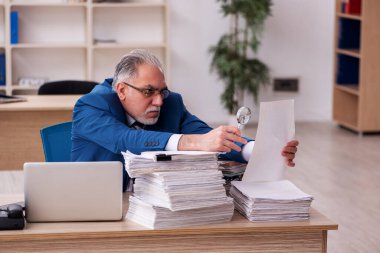 Eski erkek çalışanım ve ofiste çok işim var.