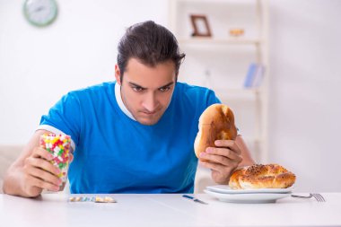 Diyet konseptinde genç aç bir adam