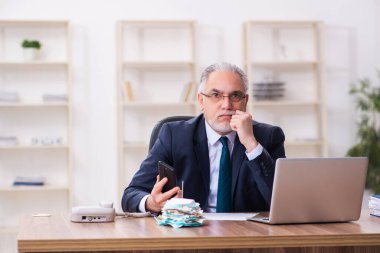 Bütçe planlama konseptinde eski bir işadamı