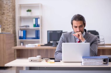 Ofiste çalışan genç bir erkek.