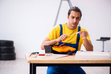 Genç erkek marangoz içeride çalışıyor.