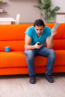 Genç erkek öğrenci salgın sırasında evde oturuyor.