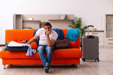 Genç öğrenci eve gitmek için hazırlanıyor.