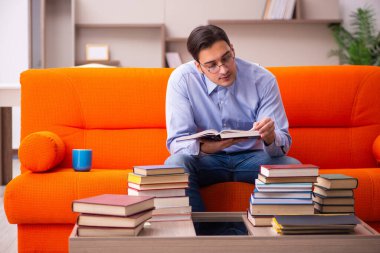 Evde sınava hazırlanan genç bir erkek öğrenci.