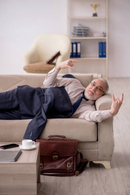 Eski işadamı iş görüşmesini bekliyor.