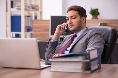 Ofiste çalışan genç işadamı.