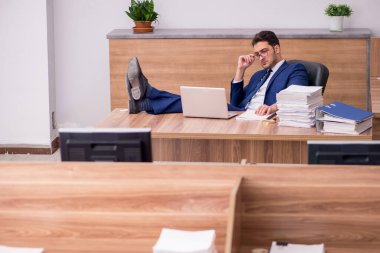 Ofiste çalışan genç işadamı.