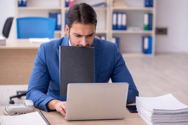 Ofiste çalışan çekici bir genç.