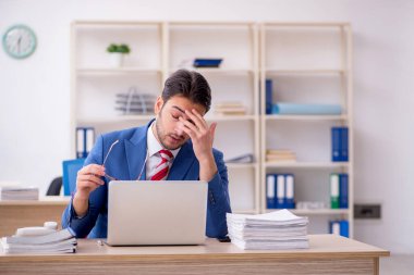 Ofiste çalışan çekici bir genç.